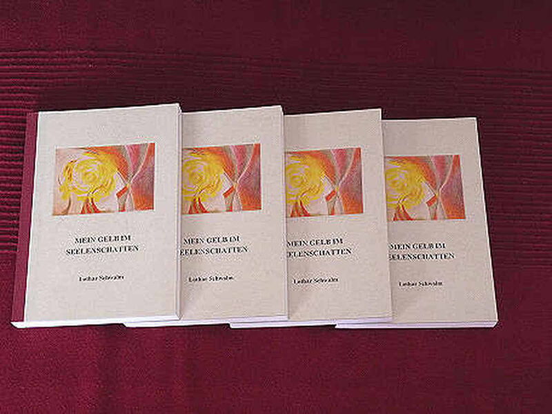 Foto: Hier liegen vier Exemplare meines zweiten Buches versetzt übereinander auf meinem Sofa.