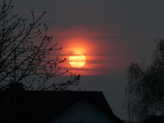 Foto: Tiefe, gelbe, dunkelrote und schwarze Lichtspiele am Mainzer Abendhimmel bei Sonnenuntergang.