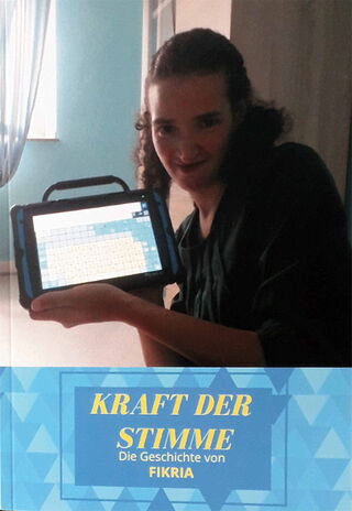 Grafik: Fikria hält auf dem Cover oben den Talker in Händen, darunter in gelber Schrift: "Kraft der Stimme".