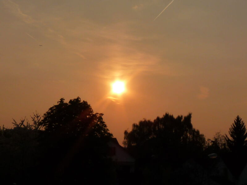 Foto: Noch ein weiterer Sonnenuntergang bei klarem Himmel und tief orange-roten, satten Farben.