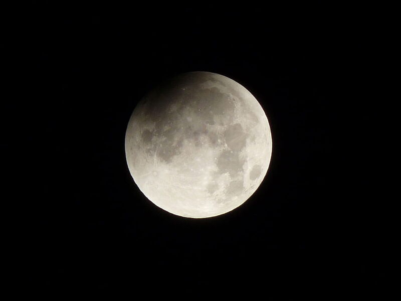 Foto: Der Vollmond verdunkelt sich bei Mondfinsternis langsam und ergießt sich nach und nach in einen blutrünstigen Blutmond.