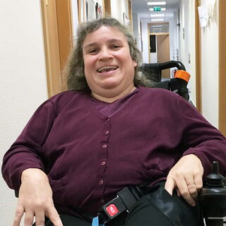 Foto: Viola wie so oft lachend in ihrem großen E-Rollstuhl.