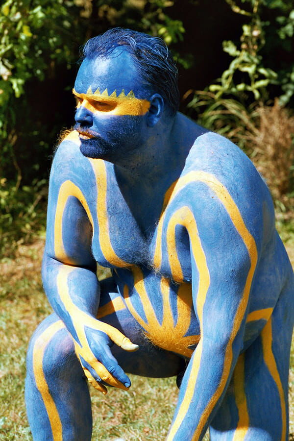 Foto: Hier bin ich – am ganzen Körper komplett blau bemalt – mit gelben, sternförmigen Ausläufern in ein Farbkleid gehüllt.