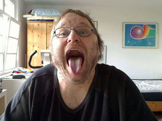 Foto: Hier strecke ich als Tic meine Zunge weit raus.