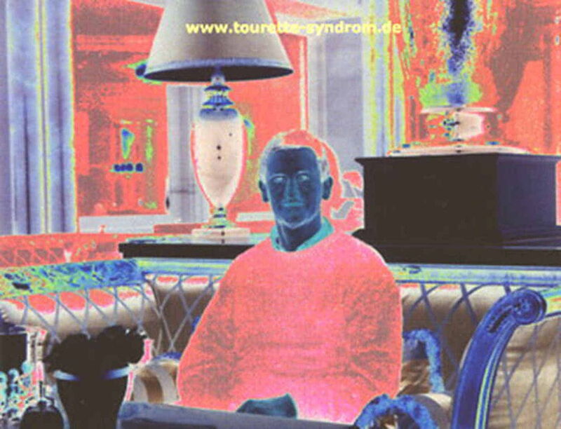 Foto: Hermann sitzt auf einem Sofa und schaut in die Kamera. Das gesamt Bild ist farblich stark verfremdet.