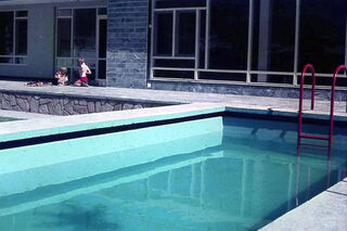 Foto: Ein kleiner Swimmingpool mit hellblauem Anstrich und im Hintergrund unsere Hausterrasse.