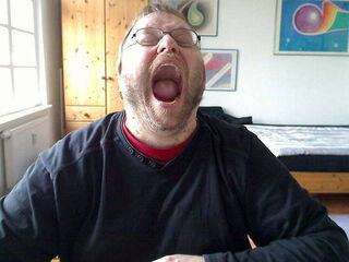 Foto: Ich werfe den Kopf in den Nacken, kneife die Augen zusammen und reiße den Mund weit auf.