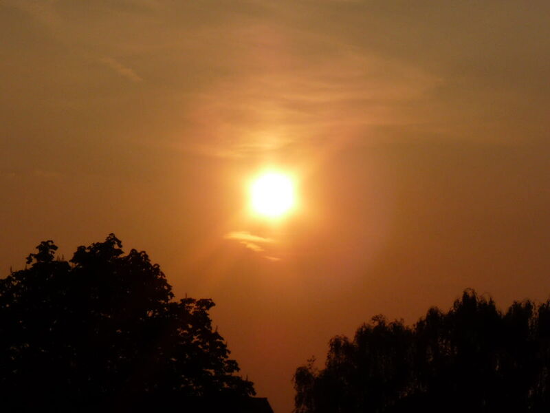 Foto: Noch ein weiterer Sonnenuntergang bei klarem Himmel und tief orange-roten, satten Farben.