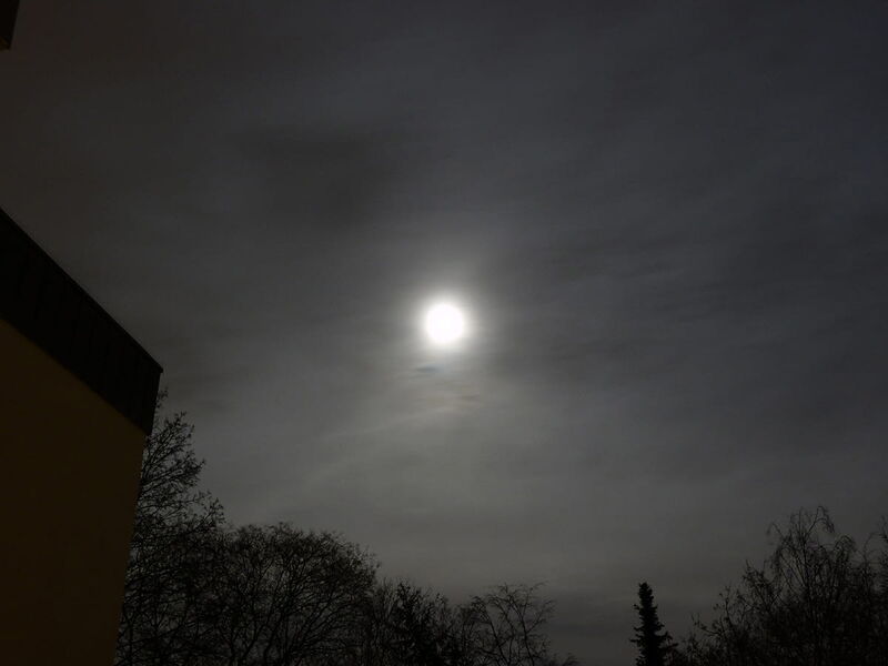 Foto: Der gleißende Vollmond wird immer wieder von wabernden Wolken attackiert und verschluckt.