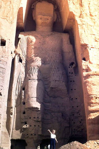 Foto: Derr kleine Lothar (1,20 m) vor einer riesigen stehenden Buddha-Statue (53 m) aus Lehm.