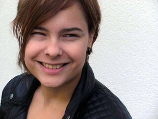 Foto: Akina im schwarzen Dress grinst von einem Ohr bis zum anderen.