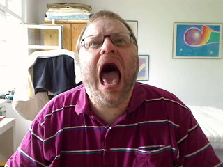 Foto: Ich werfe den Kopf nach hinten und beginne, laut zu brüllen. Mein Kopf läuft dabei rot an.