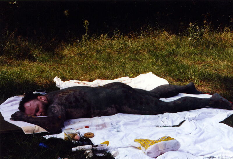 Foto: Hier bin ich wie ein Waldgeist komplett in Grün getüncht und am ganzen Körper mit braunen und gelben Tupfen verziert.