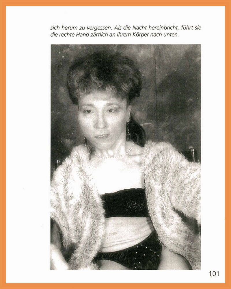 Scan: Hier die fünfte Seite des Kapitels mit dem Schluss des dritten Textes und dem Foto einer Teilnehmerin in schwarzen Dessous und mit Pelzstola.