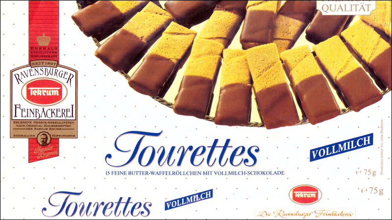 Foto: 15 Waffelröllchen mit Schoko-Überzug tummeln sich auf einem goldenen Tablett einer Waffelverpackung. Darunter steht "Tourettes".