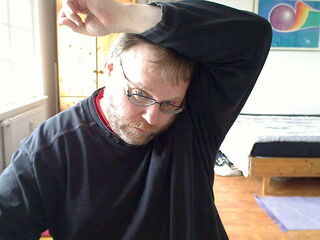 Foto: Ich werfe meinen Kopf zur Seite in meine Armbeuge und drücke meinen linken Oberarm an mein linkes Ohr.