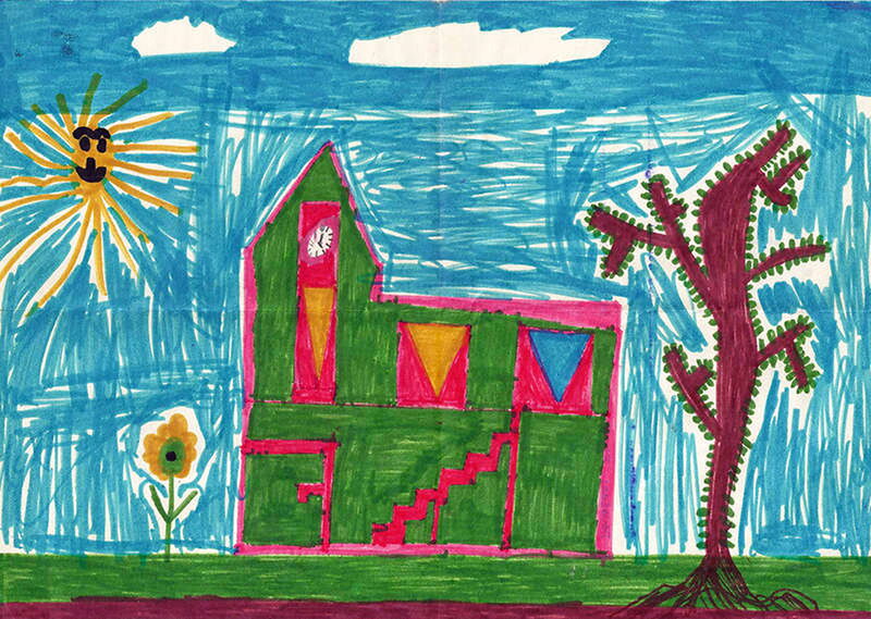 Bild: Ein großes buntes Haus mit Turmuhr neben einem Baum und unter einer strahlenden Sommersonne.