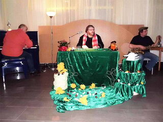 Foto: Stefan links am Klavier, ich in der Mitte am Lesetisch und Ulf rechts am Saxophon.