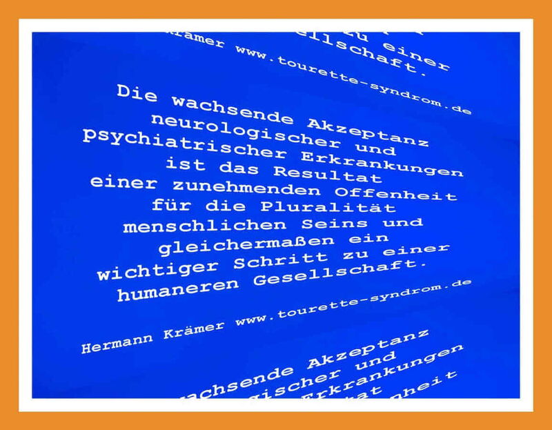 Grafik: Blauer Hintergrund - weiß-orange umrahmt, im Vordergrund weiße Schrift.