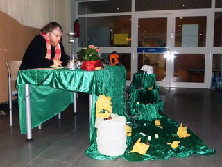 Foto: Hier sitze ich -links im Foto im Profil- und lese konzentriert meine Texte. Schreibmäuse und Mohrenköpfe verschwinden zusehends.