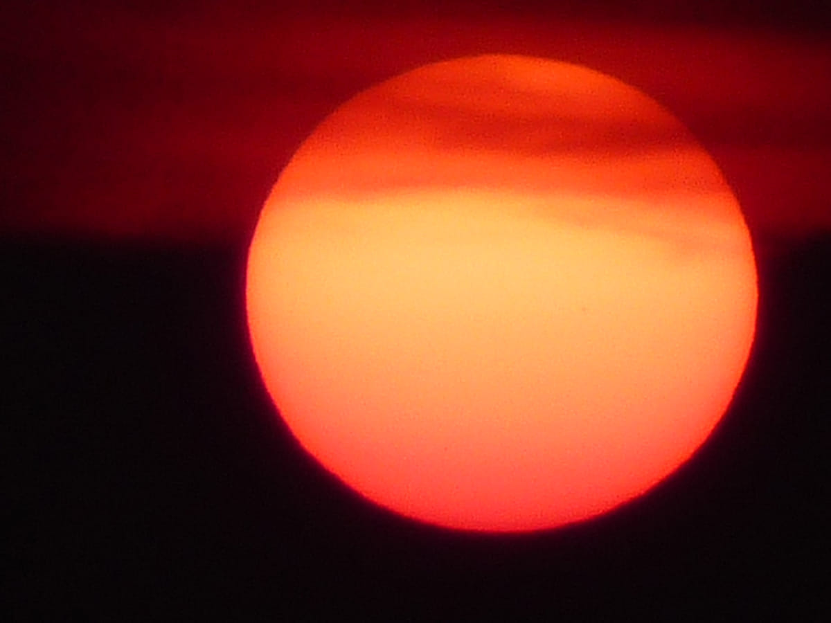 Foto: Ein Abend mit glutrotem Sonnenuntergang.