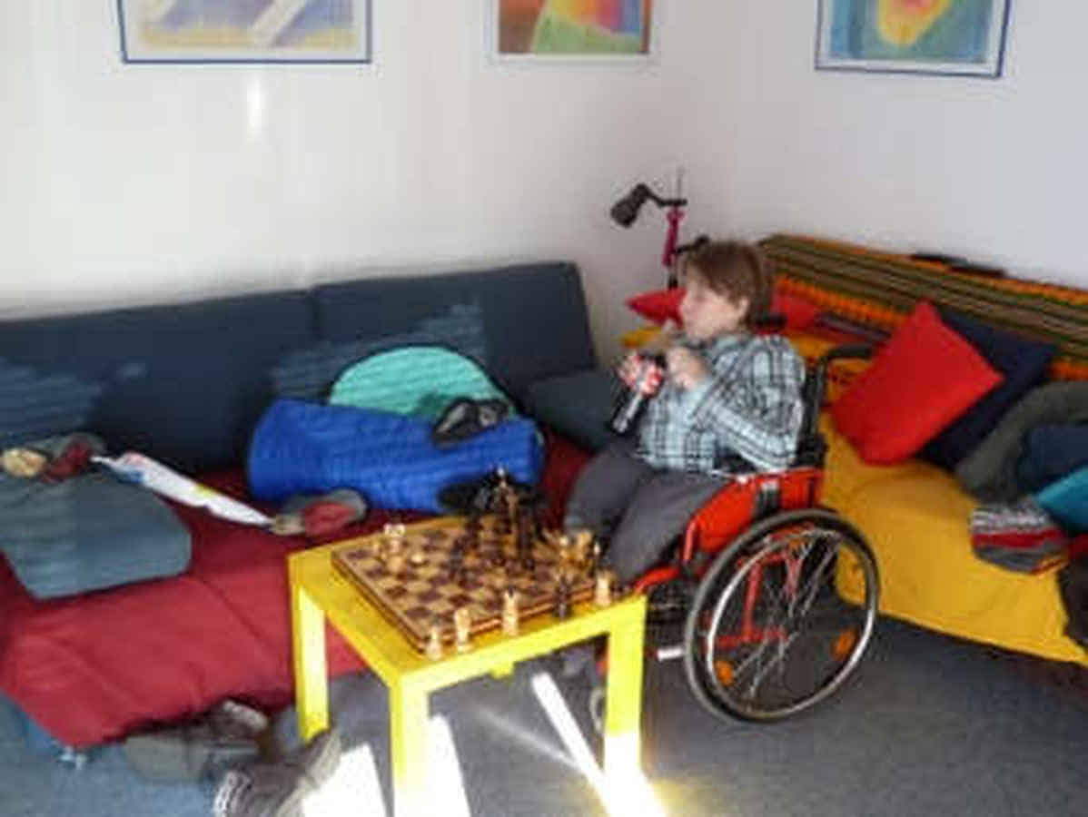 Foto: Evelyn trinkt aus einer Coca-Cola-Flasche.