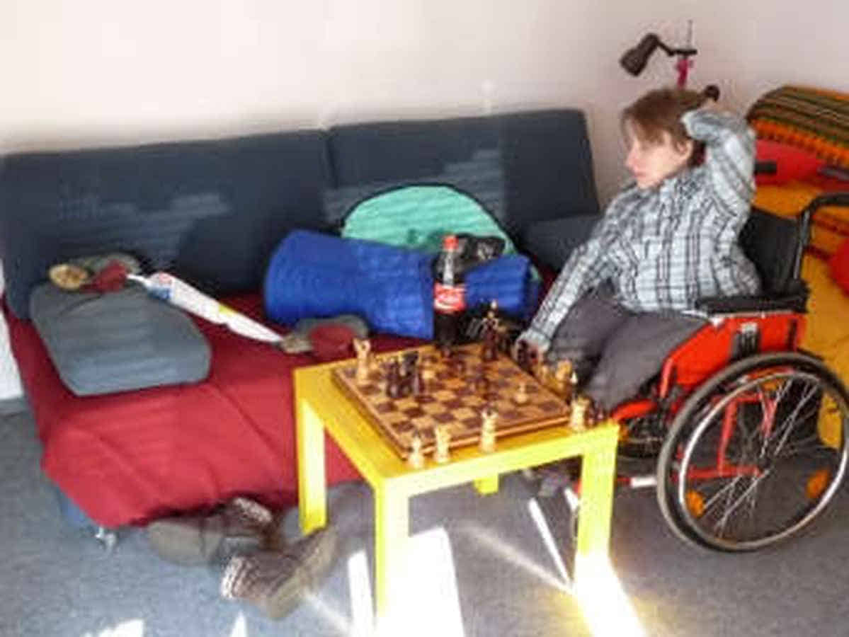 Foto: Evelyn denkt über den nächsten Zug nach.