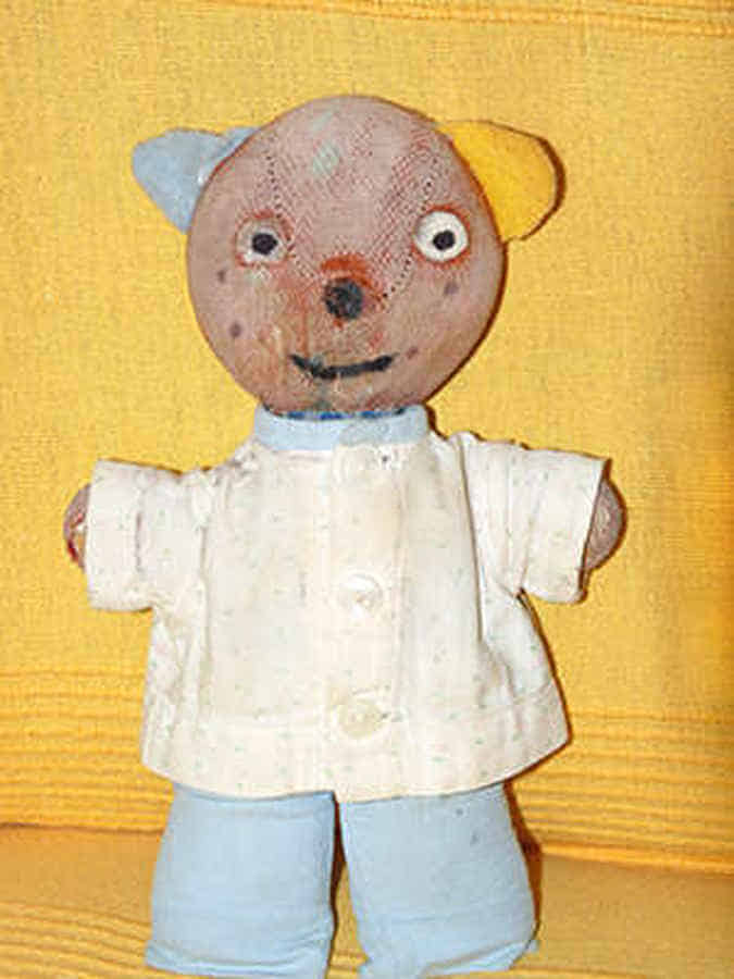 Foto: Mein kleiner Stoff-Teddy mit einem blauen und einem gelben Ohr.