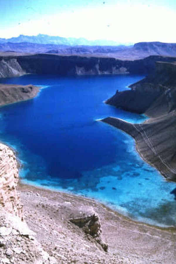 Foto: Ein tiefblauer See wird von Bergen eingerahmt.