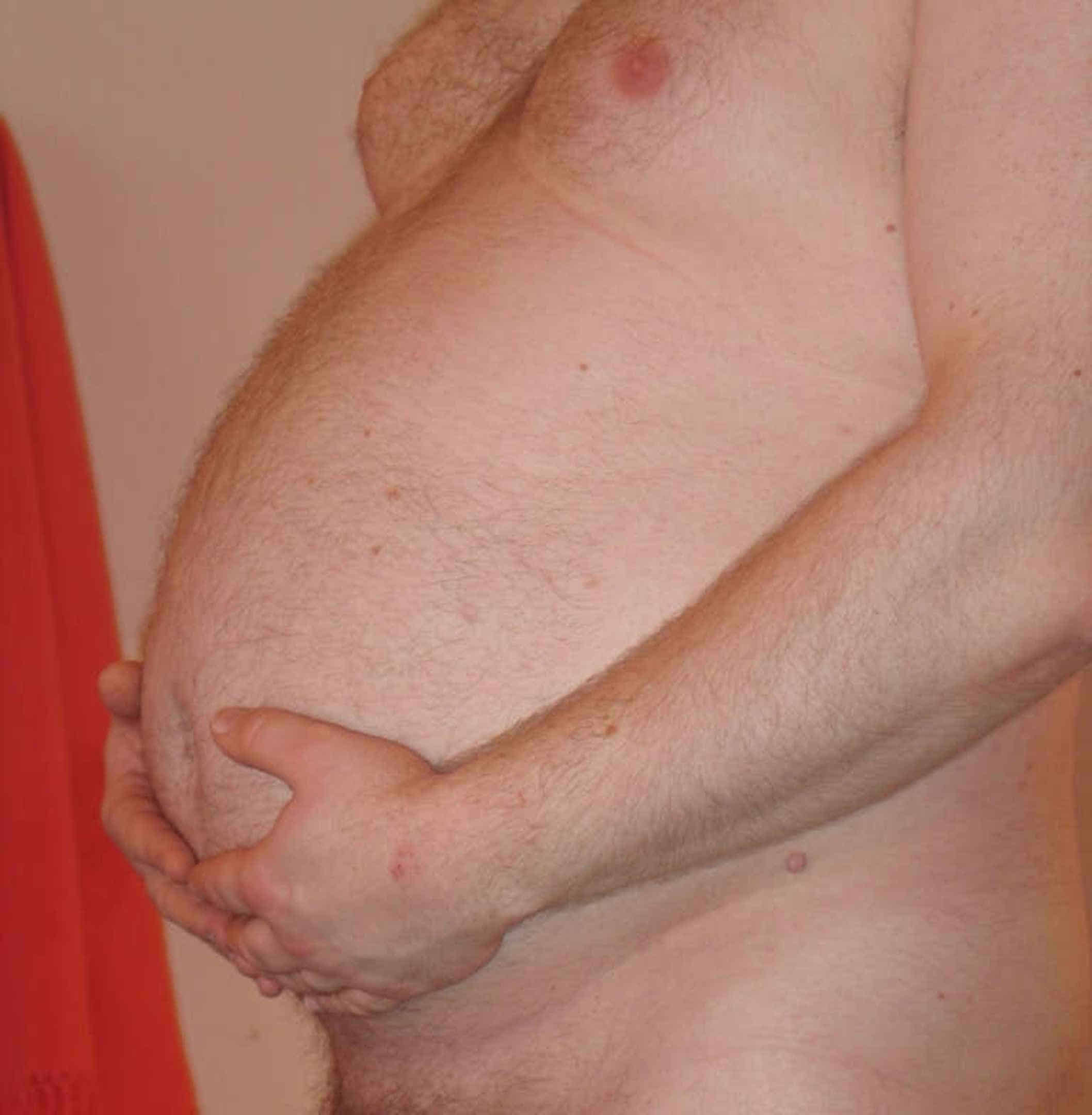 Foto: Ich umfasse meinen dicken nackten Bauch mit beiden Händen.