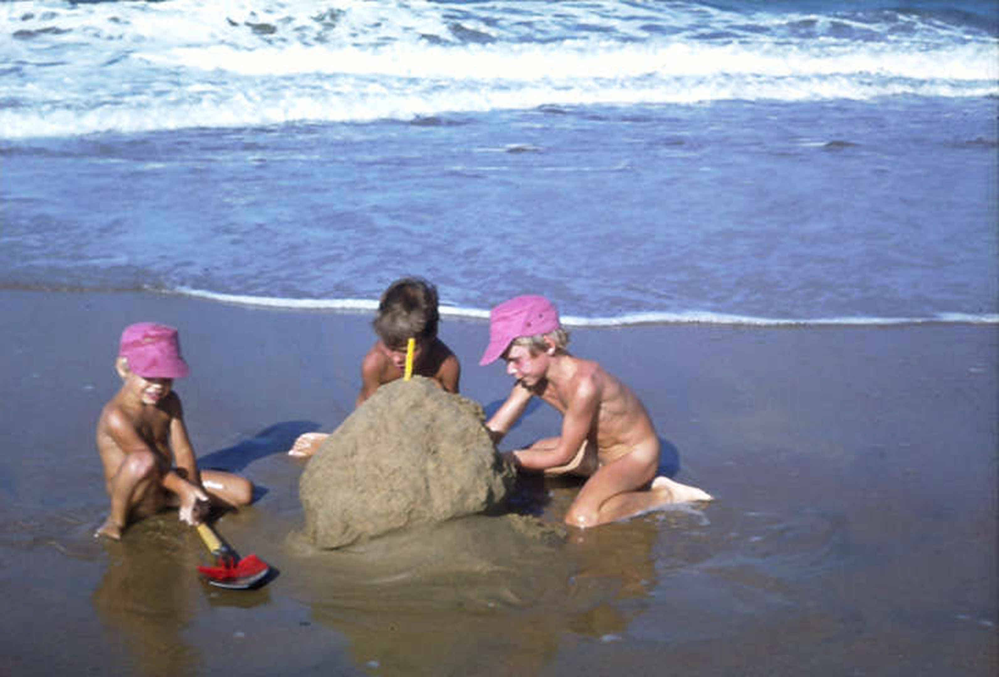 Foto: Ich spiele mit meinem Bruder und einem Freund am Strand in Indien.