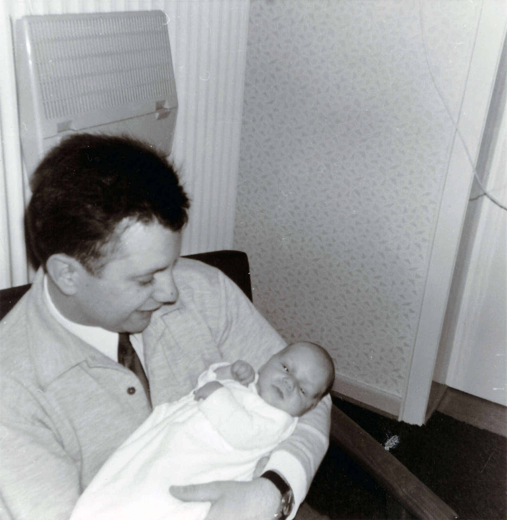 Foto: Mein Vater hat mich auf seinem Arm.