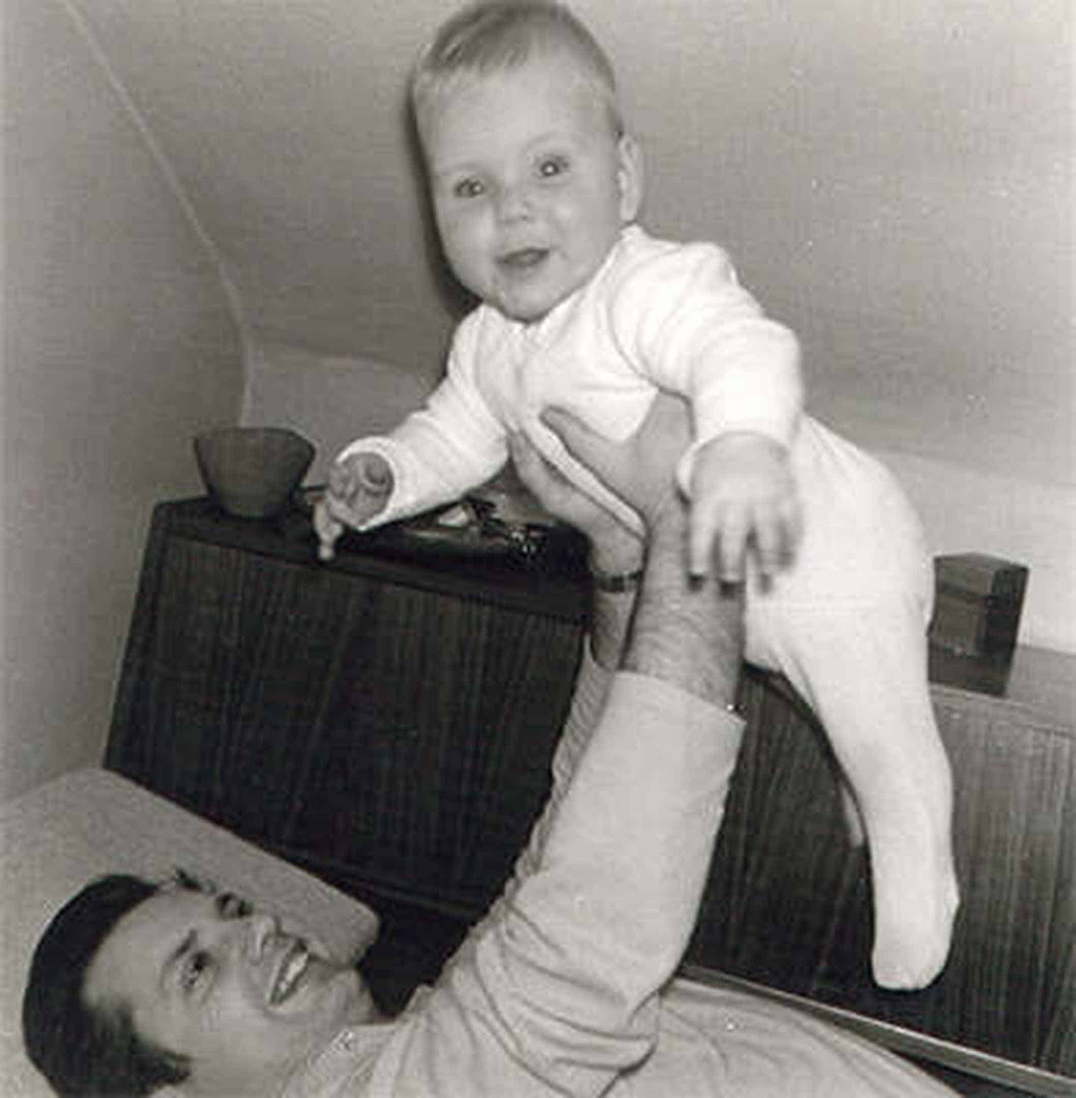 Foto: Mein Vater hält mich als Baby hoch.