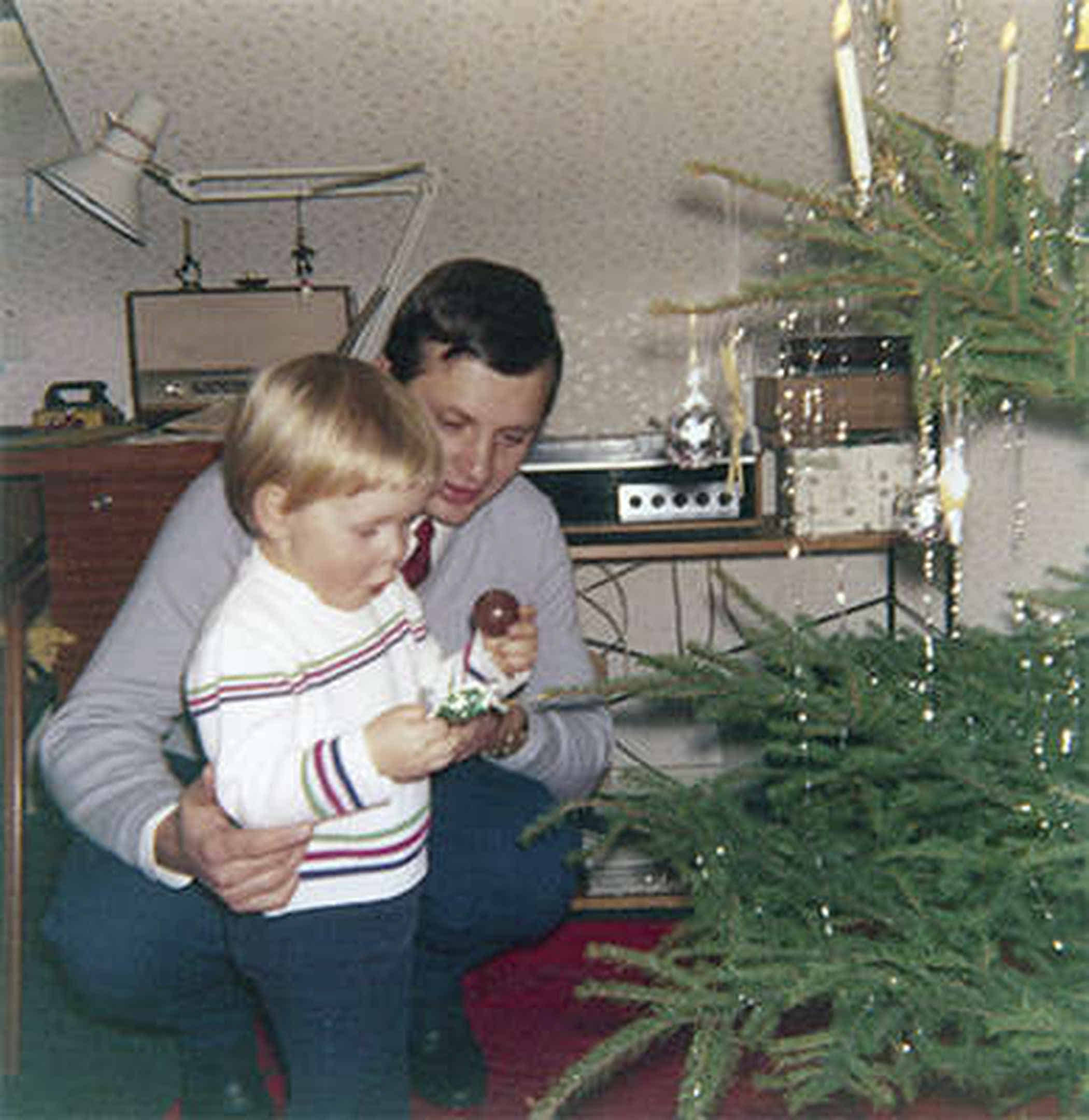 Foto: Mein Vater und ich am Weihnachtsbaum.