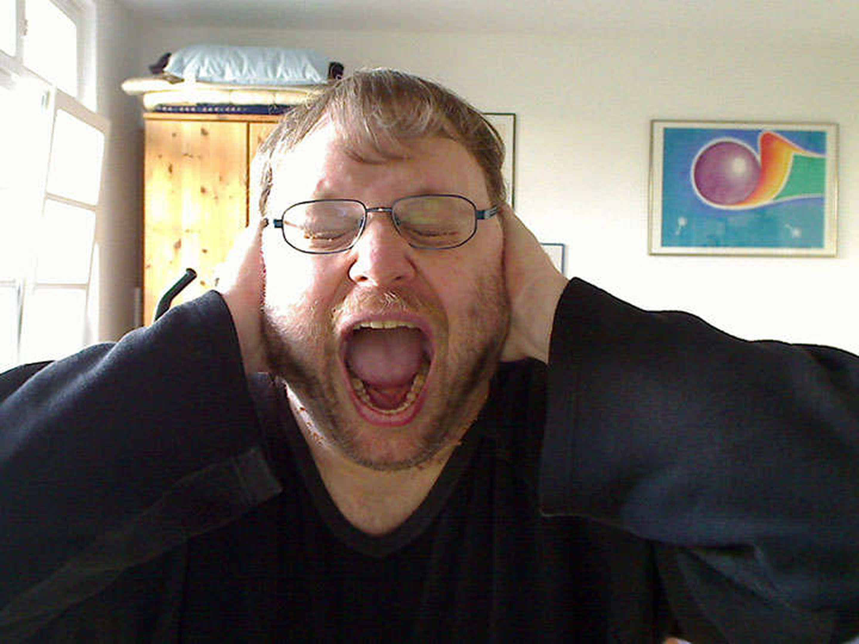 Foto: Ich schreie und halte mir gleichzeitig die Ohren zu.