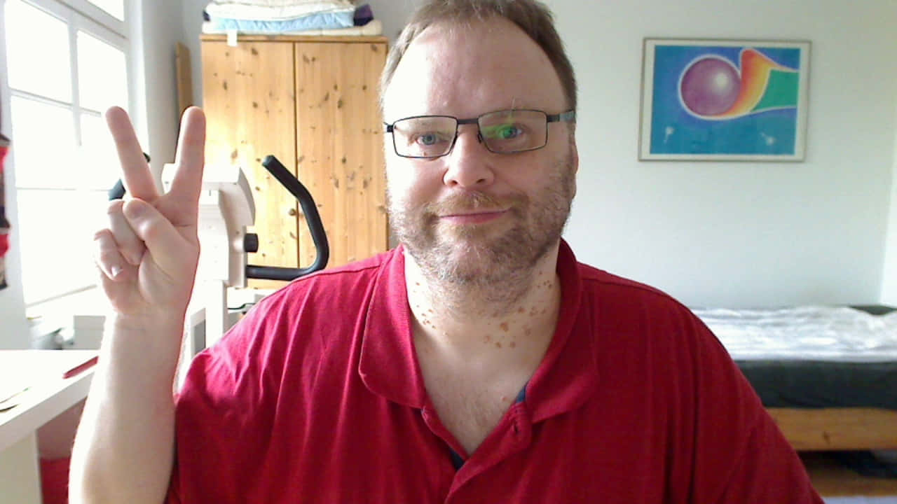 Foto: Mein Video-Coverbild mit dem "V-Symbol" meiner rechten Hand für Videos im 16:9-Format.